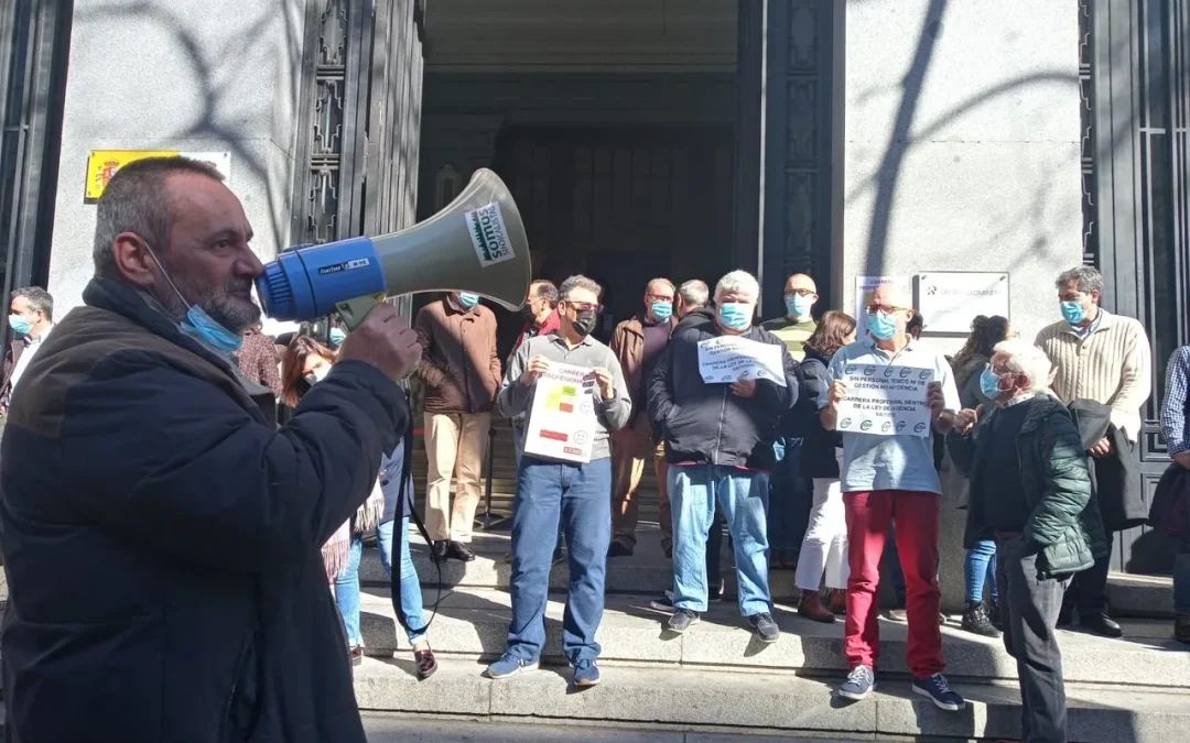 Manifestación en la que aparece un hombre con un megafono en primer plano | Propuesta de carrera profesional por Somos Sindicalistas