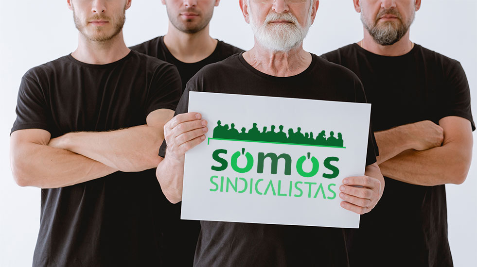 Grupo de trabajadores sujetando un cartel de Somos Sindicalistas | La importancia de la Afiliación sindical y el respaldo legal para los Trabajadores