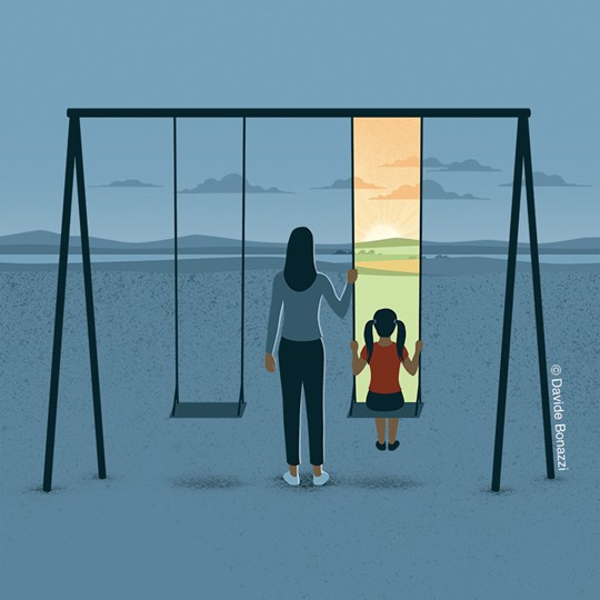 Una mujer empuja un columpio donde se sienta una niña; el fondo es gris, pero a través del columpio se ve un paisaje soleado y colorido | Reducción de Jornada en España 2025 | Somos Sindicalista