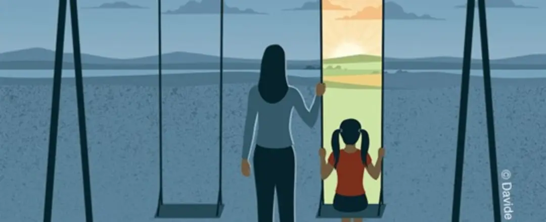 Una mujer empuja un columpio donde se sienta una niña; el fondo es gris, pero a través del columpio se ve un paisaje soleado y colorido | Reducción de Jornada en España 2025 | Somos Sindicalista