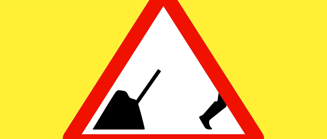 Una mujer empuja un columpio donde se sienta una niña; el fondo es gris, pero a través del columpio se ve un paisaje soleado y colorido | Reducción de Jornada en España 2025 | Somos Sindicalista